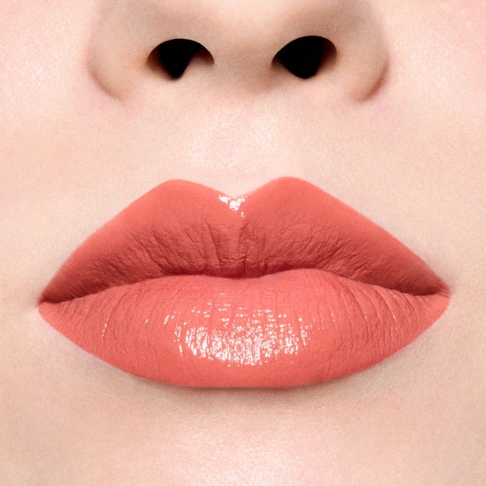 M·A·Cximal Sleek Satin Lipstick / Holiday, 3.5 g, Cafe Mocha Latte, Model, light